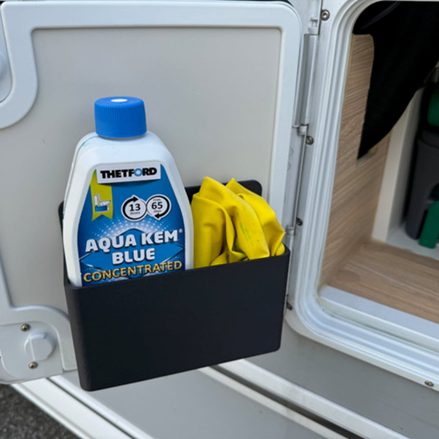 Box für Tür Toilette mit Aqua Kem Blue Flüssig Chemie