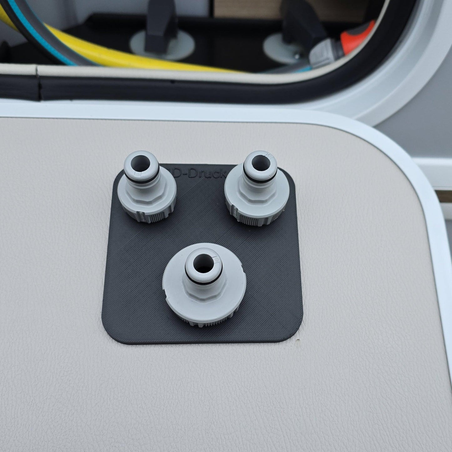 Halter für den Gardena Rohr- und Schlauch-Anschluss in Versorgungsfach