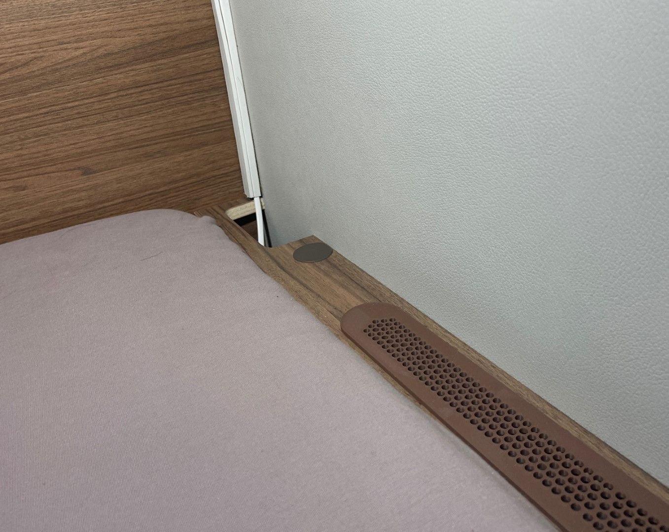 Schlafbereich 100 x 40 direkt an der Wand mit Kabel