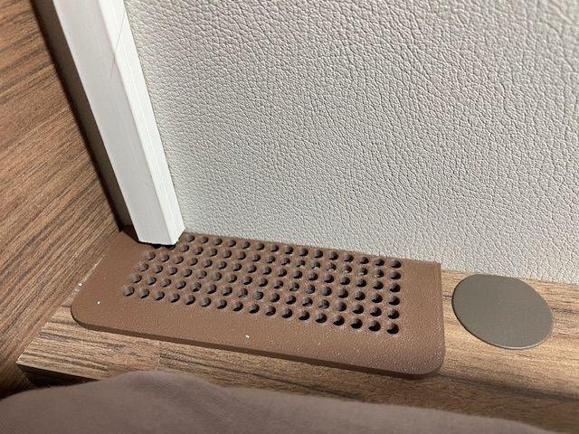 Schlafbereich 100 x 40 direkt an der Wand mit Aussparung für ein Kabel