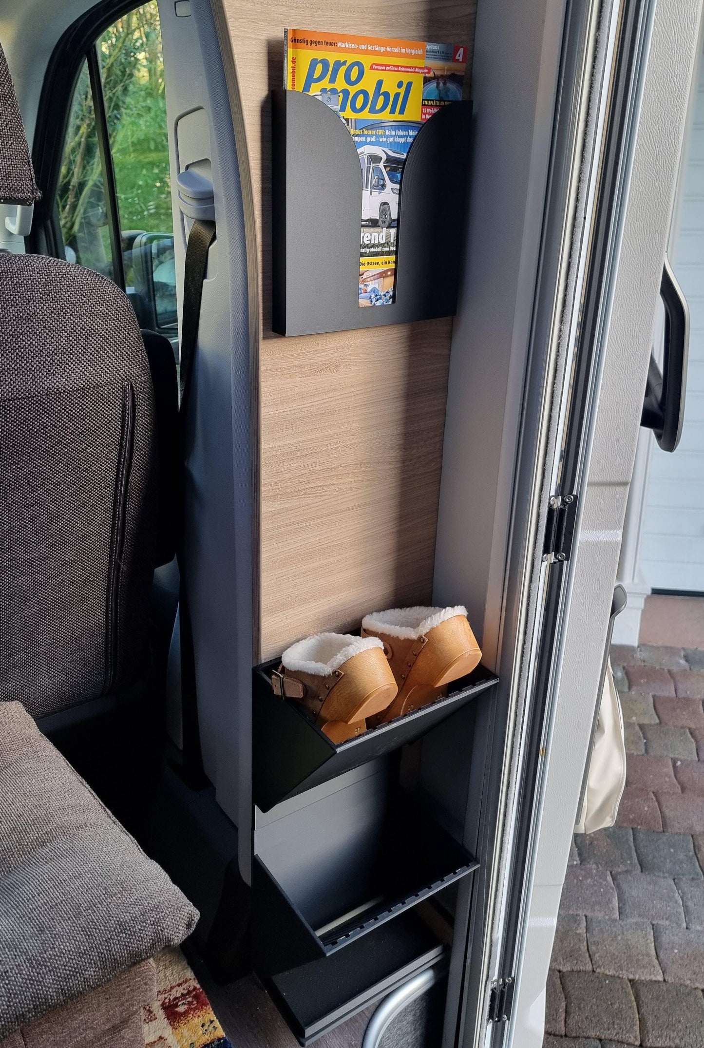 Zeitschriftenhalter Wohnmobil Eingangsbereich mit Schuhregal