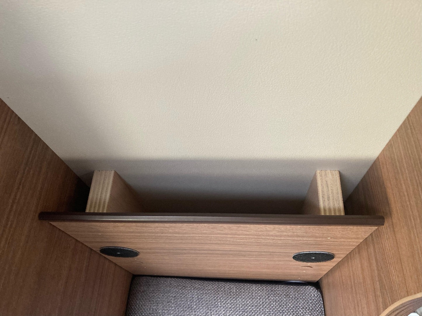 Wohnbereich 500 x 27 mm (Abdeckung hinter Einzelsitz)