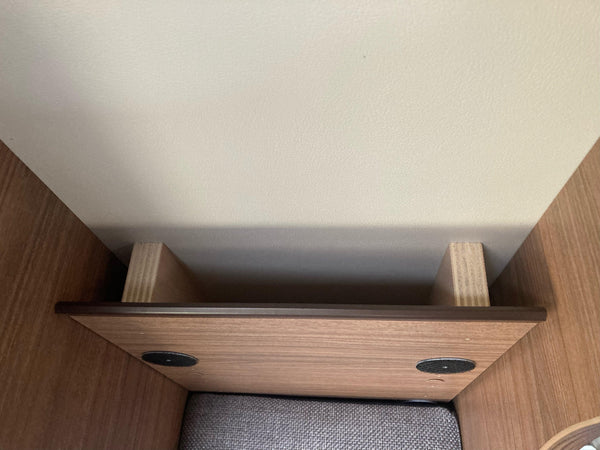 Wohnbereich 300 x 60 mm Abdeckung/Ablagefach hinter Einzelsitz — zweite Ansicht