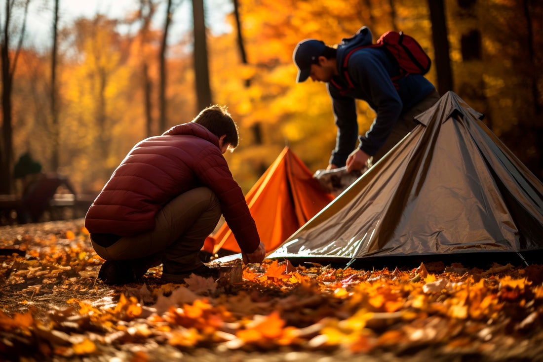 Zwei Männer die Zelt aufschlagen