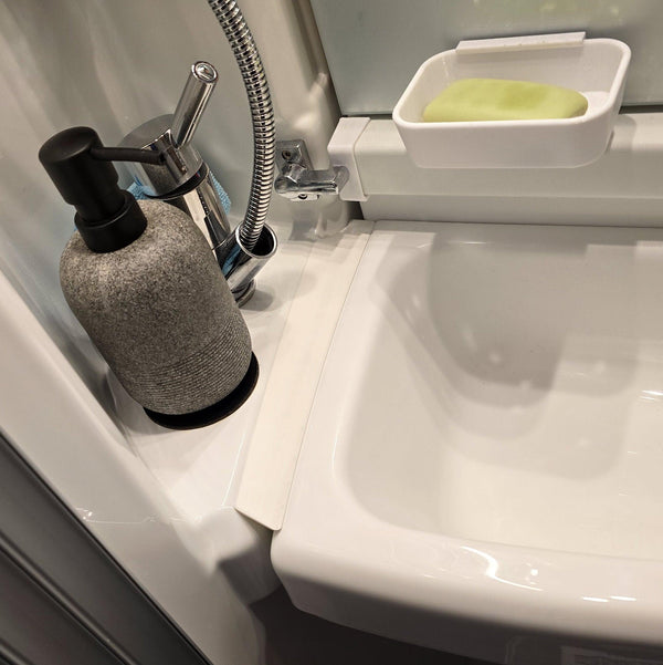 Abdeckung Spalt zwischen Waschbecken und Duschwand im KNAUS Van Ti — Sonstiges von CamperStolz
