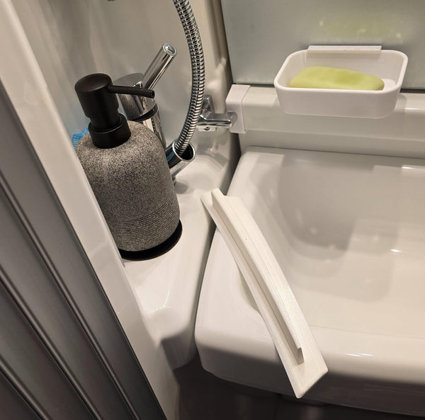 Abdeckung Spalt zwischen Waschbecken und Duschwand im KNAUS Van Ti — zweite Ansicht