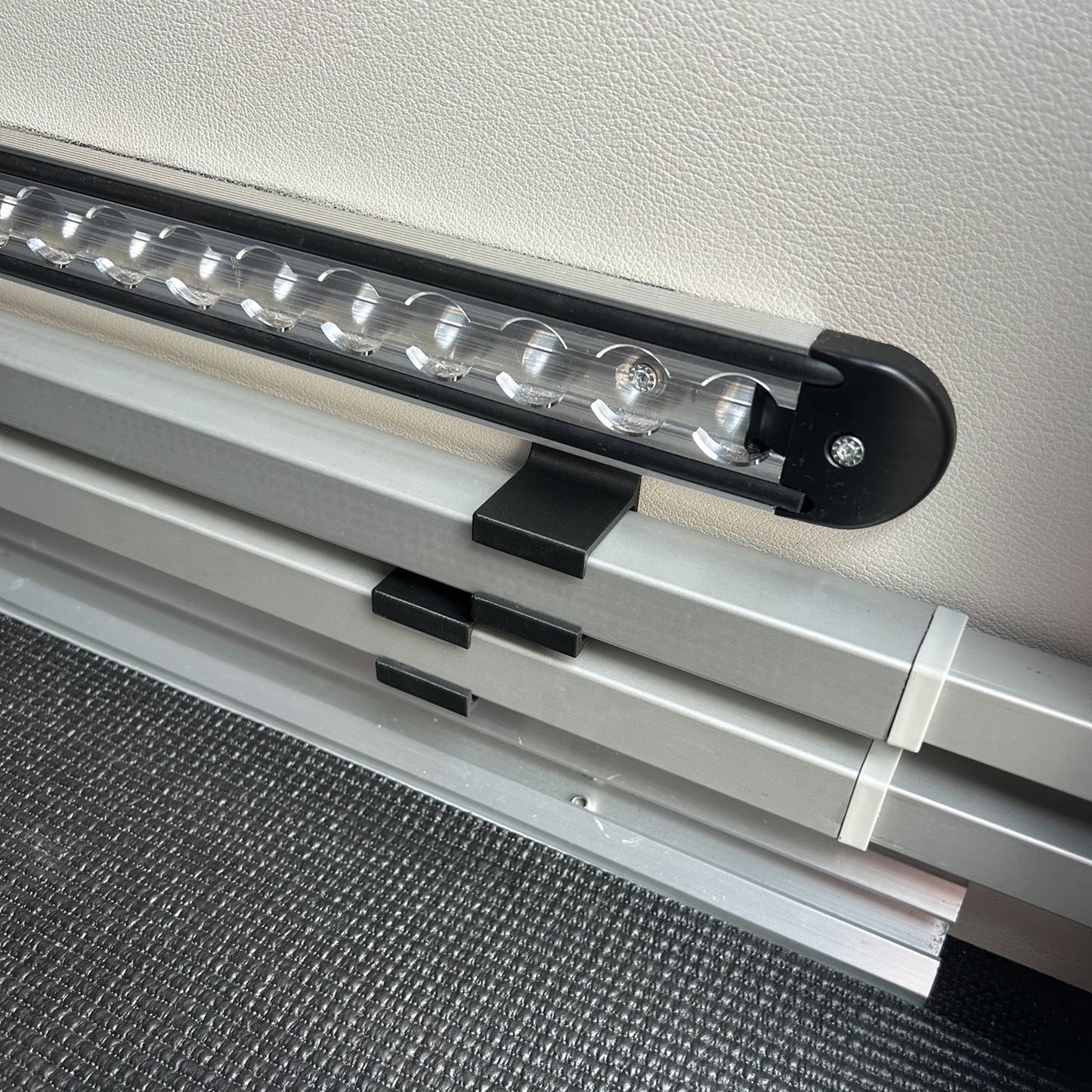Halter für die Thule Omnistor Spannstangen Garage