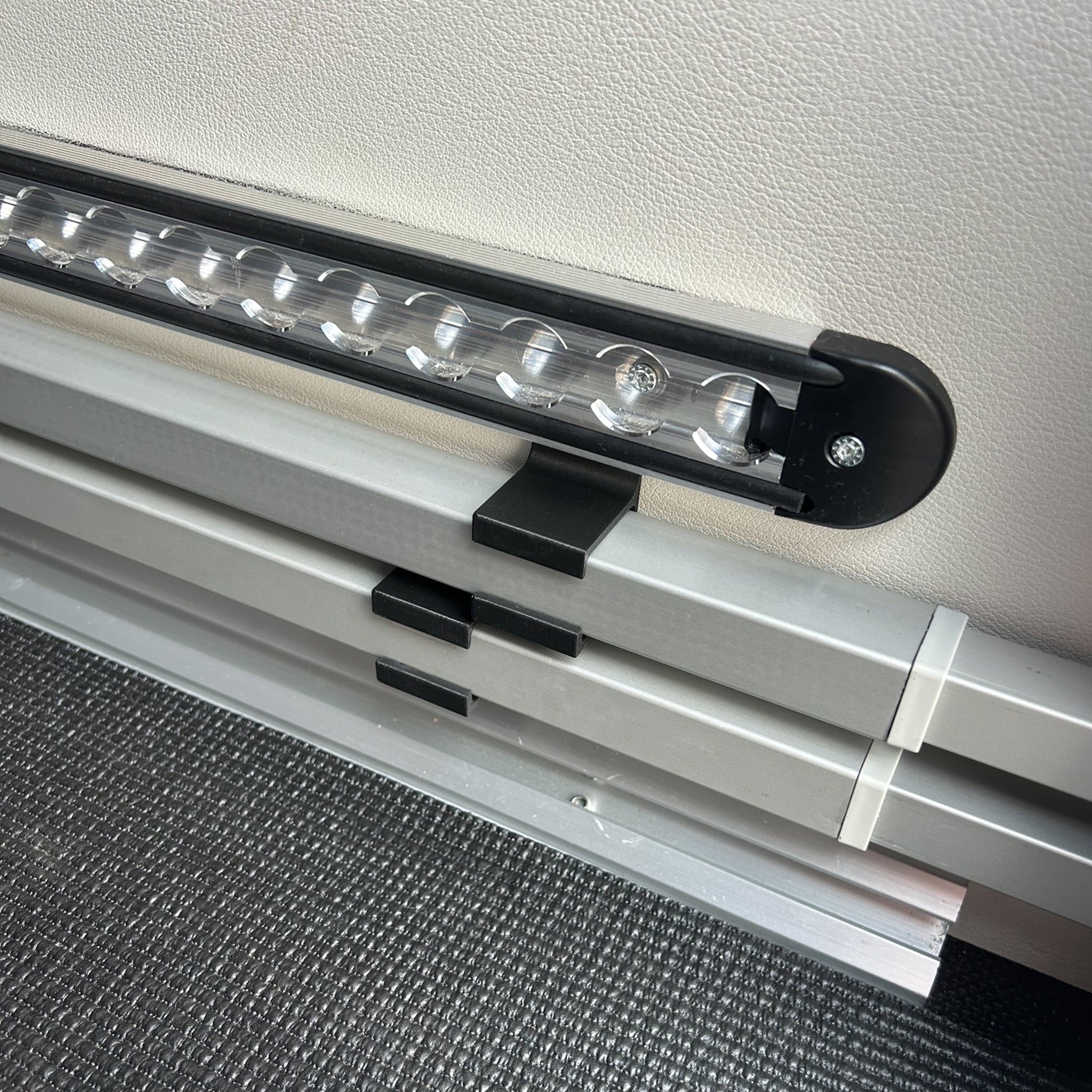 Halter für die Thule Omnistor Spannstangen Garage