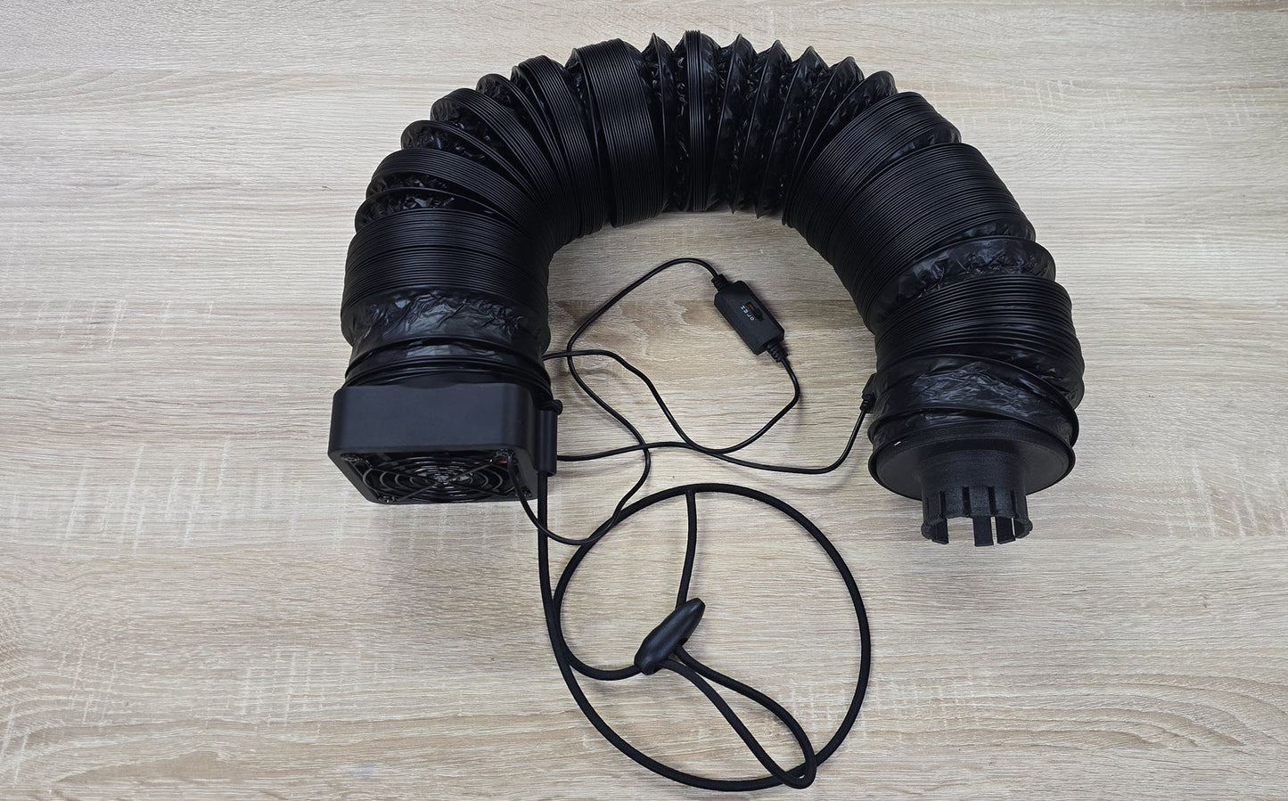 Camperstolz Heizschlauch für Aufstelldach – 3 Meter flexibler Warmluftschlauch mit 100mm Durchmesser und integriertem USB-Ventilator für TRUMA Heizungssysteme.