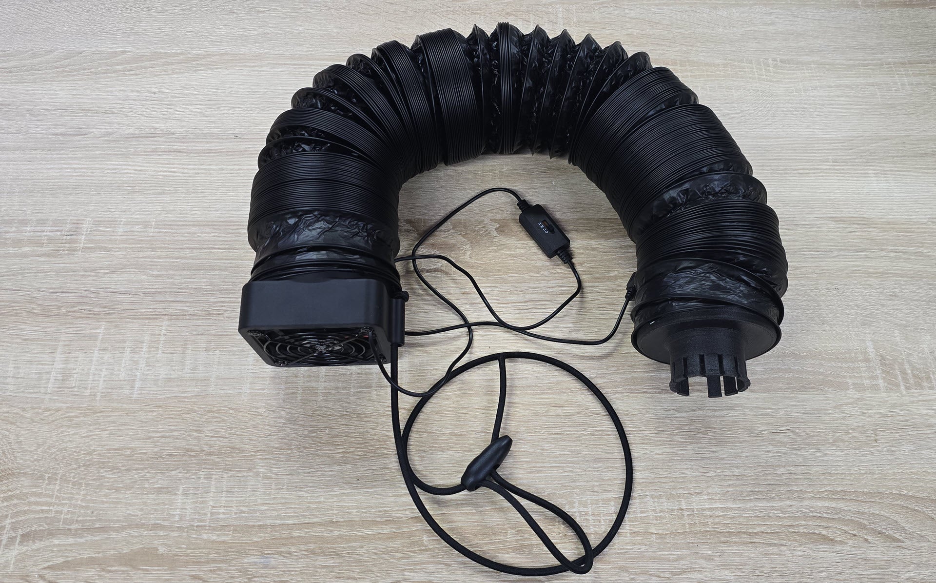 Camperstolz Heizschlauch für Aufstelldach – 3 Meter flexibler Warmluftschlauch mit 100mm Durchmesser und integriertem USB-Ventilator für TRUMA Heizungssysteme.