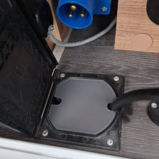 Schutzdeckel und Nagerschutz für Kabeldurchführung in der Serviceklappe im Knaus Wohnmobil