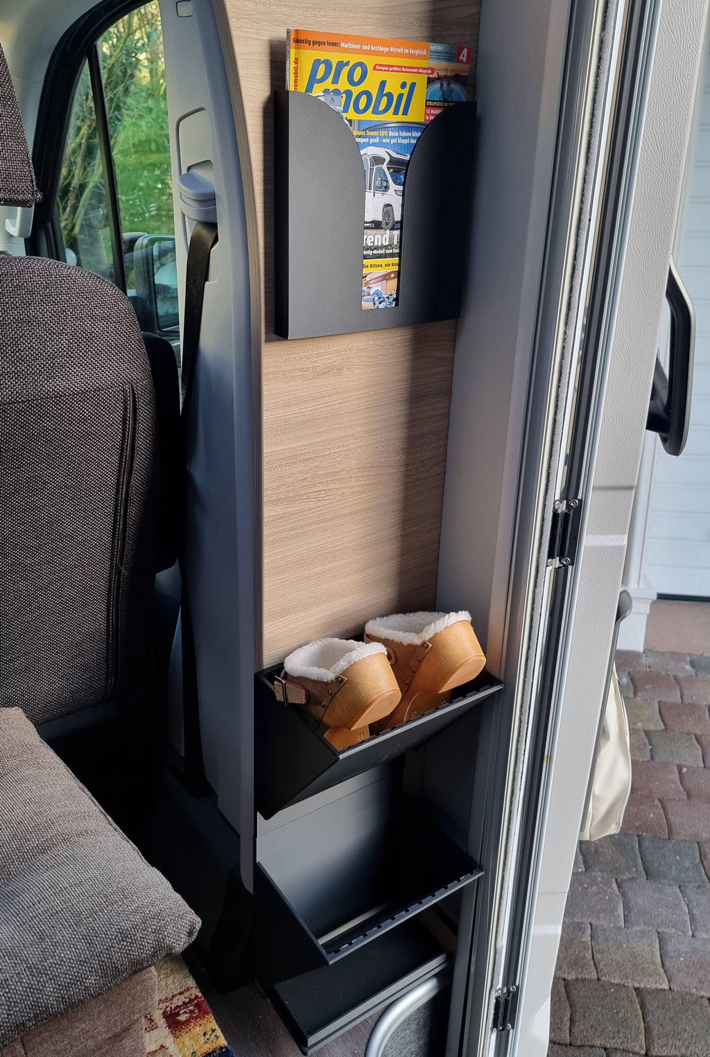 Zeitschriftenhalter Wohnmobil Eingangsbereich mit Schuhregal